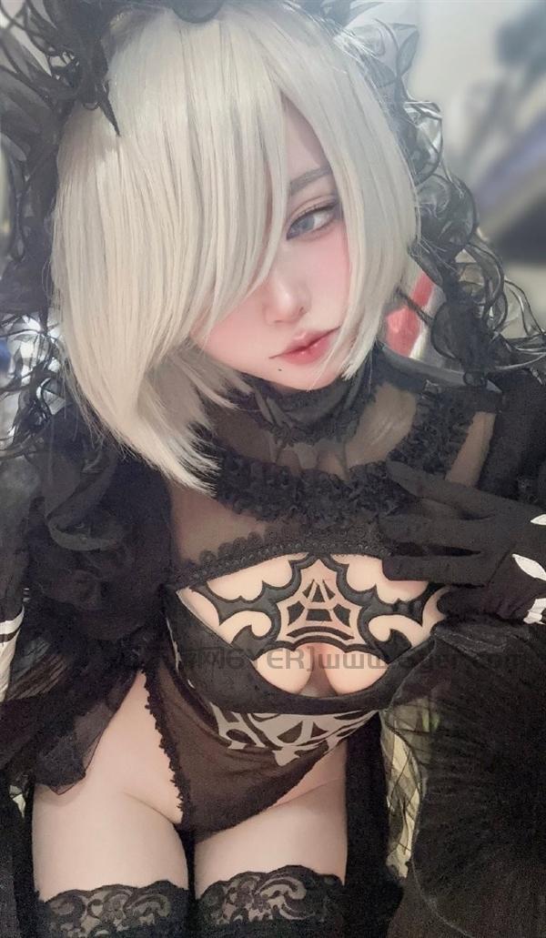 国外美女Cos《尼尔》2B美图：紧身衣凸显曼妙身材