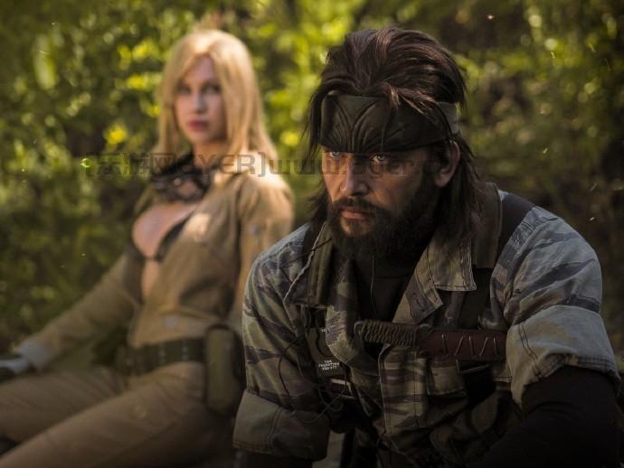 《合金装备3》斯内克和伊娃COS图 瀑布下湿身美女