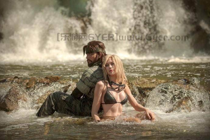 《合金装备3》斯内克和伊娃COS图 瀑布下湿身美女