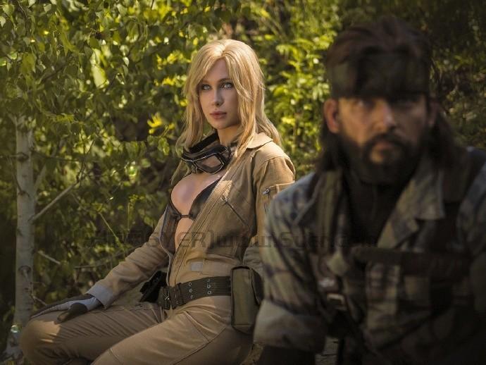 《合金装备3》斯内克和伊娃COS图 瀑布下湿身美女