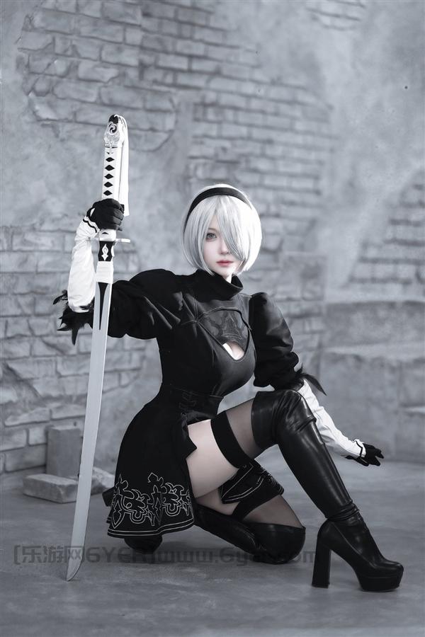 日本妹子COS《尼尔》2B美图赏：皮肤白皙 身材完美